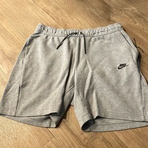 Mens nike Tech fleece shorts in excellent condition